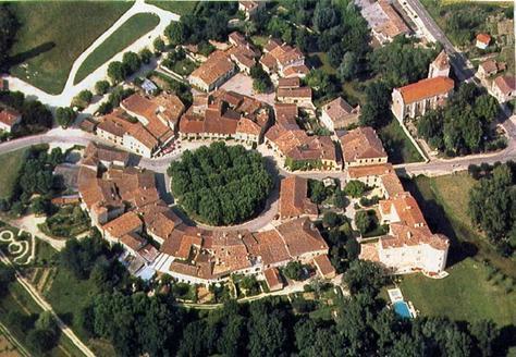 Brocantes à Fourcès (32250) – place ronde centrale